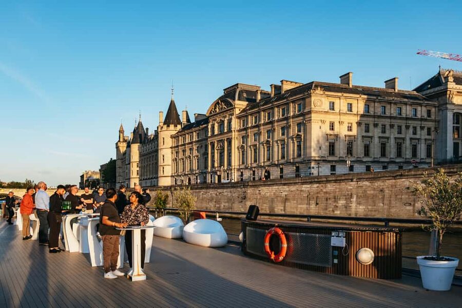 Paris: Gourmet Dinner Cruise on Seine River with Live Music - Who gets the best value from this cruise?