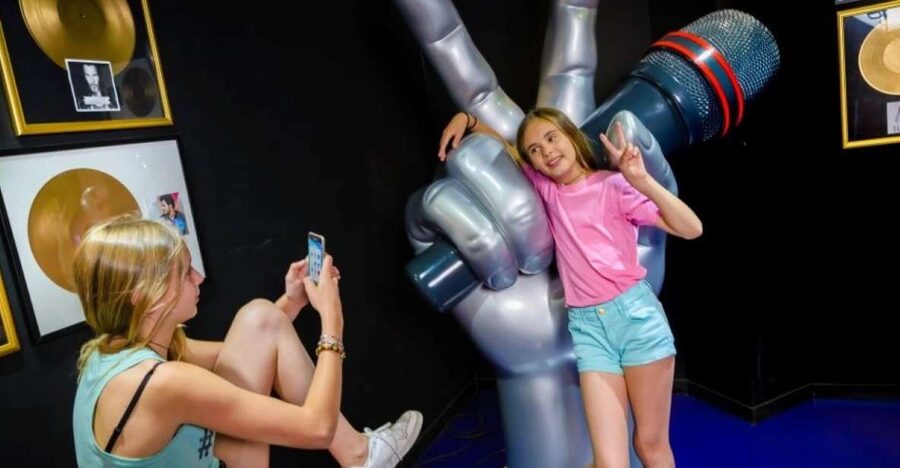 Paris: Grèvin Wax Museum and Seine River Cruise Tickets - One hour on the Seine
