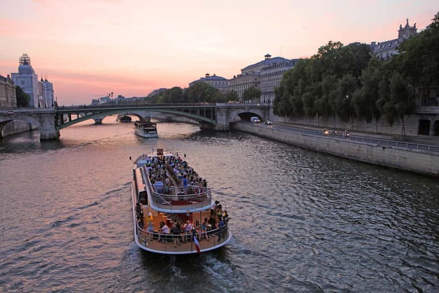 Paris: Hop-on Hop-off Bus Tour & Seine Cruise Bundle Tour - What this Paris bundle is really good at