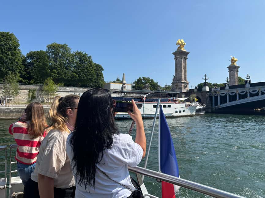 Paris: Hop-On Hop-Off Seine Cruise Pass with 9 Stops - Why the Seine works so well for Paris sightseeing