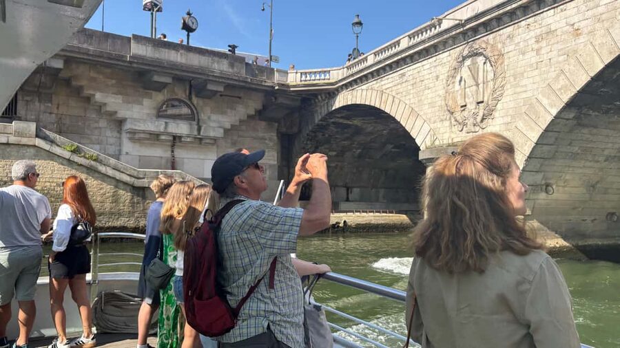 Paris: Hop-On Hop-Off Seine Cruise Pass with 9 Stops - The Louvre and Pont Royal