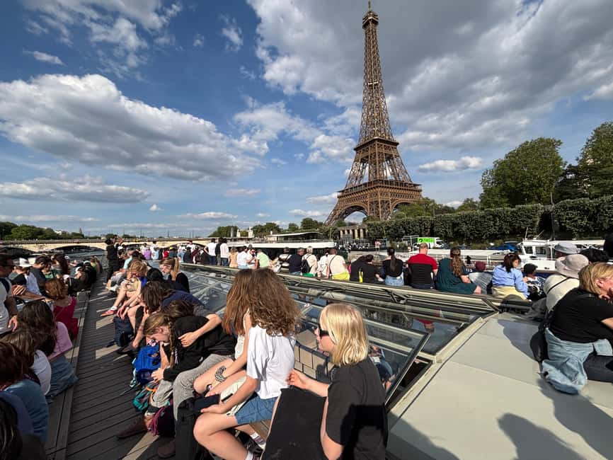 Paris: Illuminations River Cruise with Audio Commentary - Hôtel de Ville, the Louvre, and the grand central axis