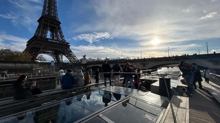 Paris: Illuminations River Cruise with Audio Commentary - Returning to the Eiffel Tower when the lights sparkle