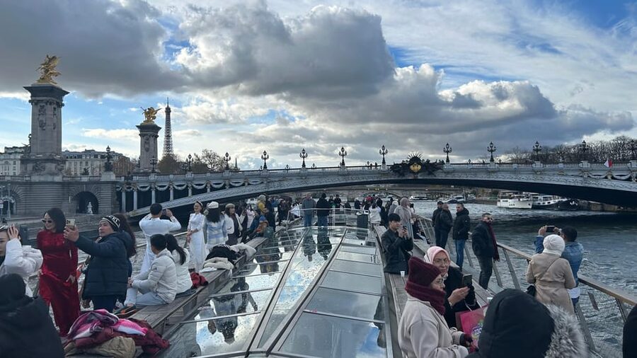 Paris: Illuminations River Cruise with Audio Commentary - Choosing the best time and seat