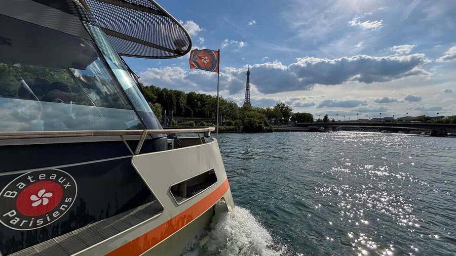 Paris: Illuminations River Cruise with Audio Commentary - Is $20 good value for an hour on the Seine?