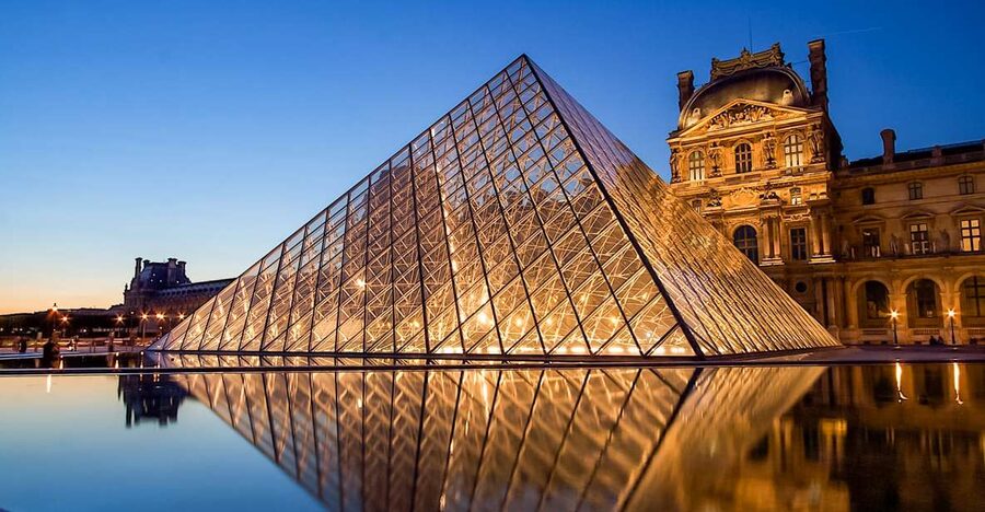 Paris: Louvre Guided Tour with Reserved Access & Boat Cruise - Meeting your guide beneath the Louvre Pyramid