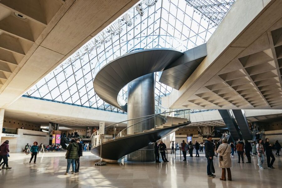 Paris: Louvre Museum Entry Ticket With Host and River Cruise - What the host service does, and what it does not do