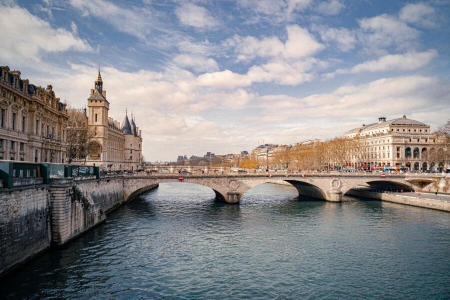 Paris: Louvre Museum Entry Ticket With Host and River Cruise - What the $100 price means
