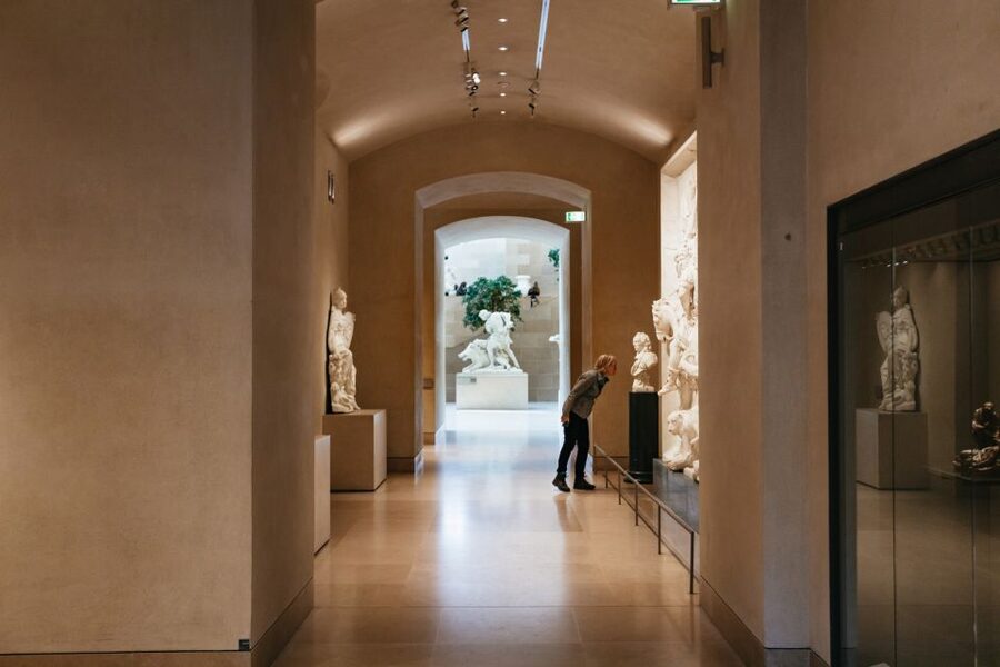 Paris: Louvre Museum Entry Ticket With Host and River Cruise - Making sense of the Louvre’s enormous size