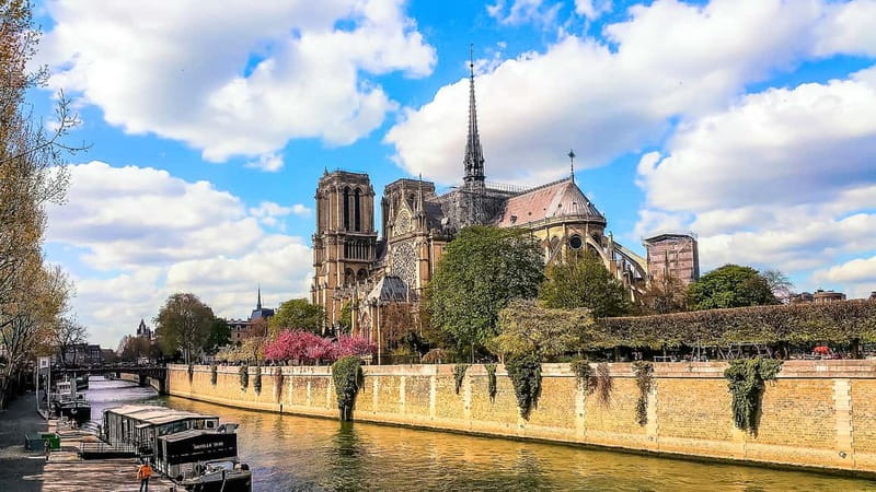 Paris: Seine Cruise & Crepe Tasting near the Eiffel Tower - Finding the crêpe at Trocadéro