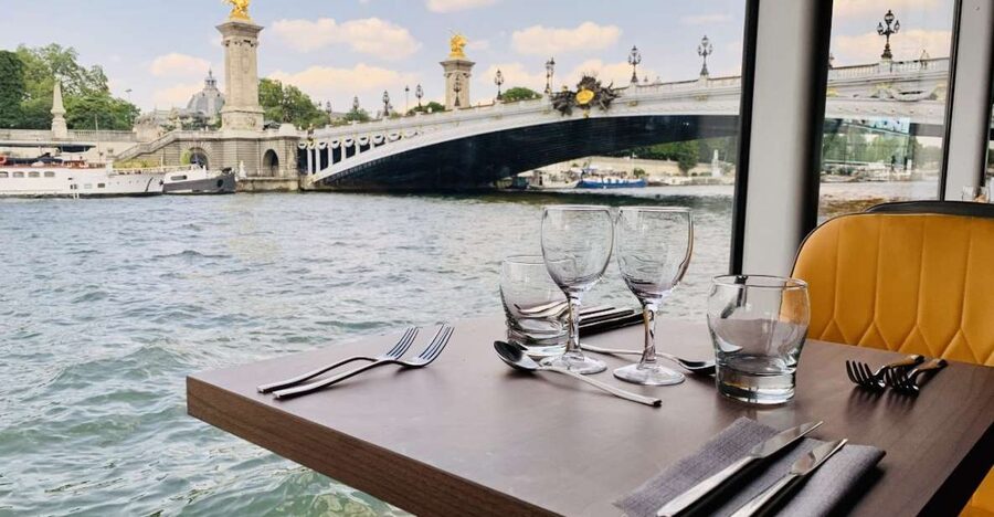 Paris: Seine River Bistronomic Dinner Cruise - Dinner with Paris moving past your table