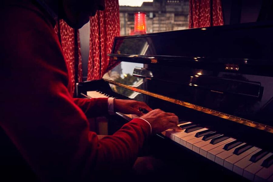 Paris: Seine River Cruise with 3-Course Dinner & Live Music - What happens once you board