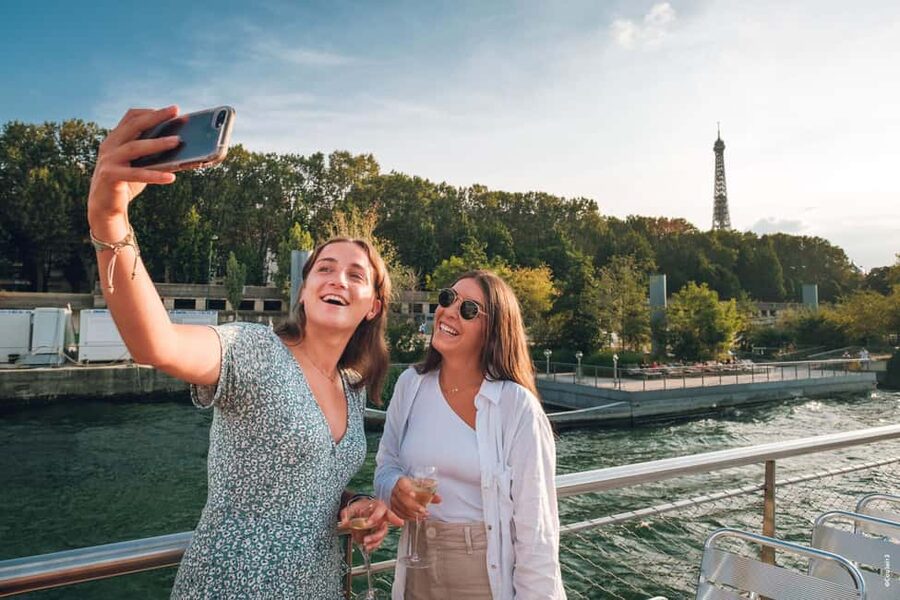 Paris: Seine River Cruise with Champagne from Eiffel Tower - Why a Seine cruise is such a good first hour in Paris