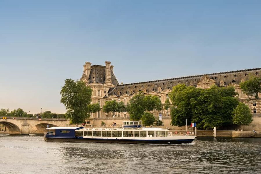 Paris: Seine River Panoramic Views Dinner Cruise - A dinner cruise built around the view
