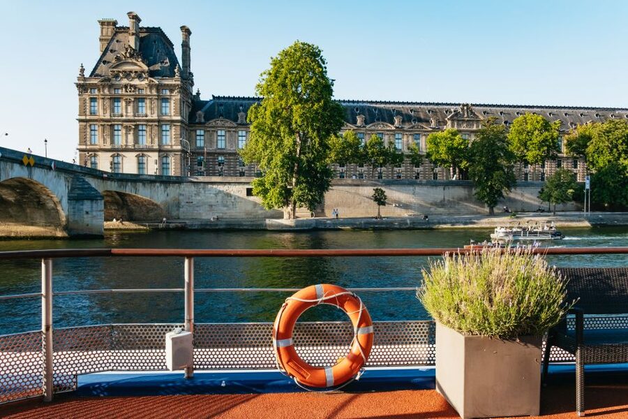 Paris: Seine River Panoramic Views Dinner Cruise - The view from Île aux Cygnes to the Eiffel Tower