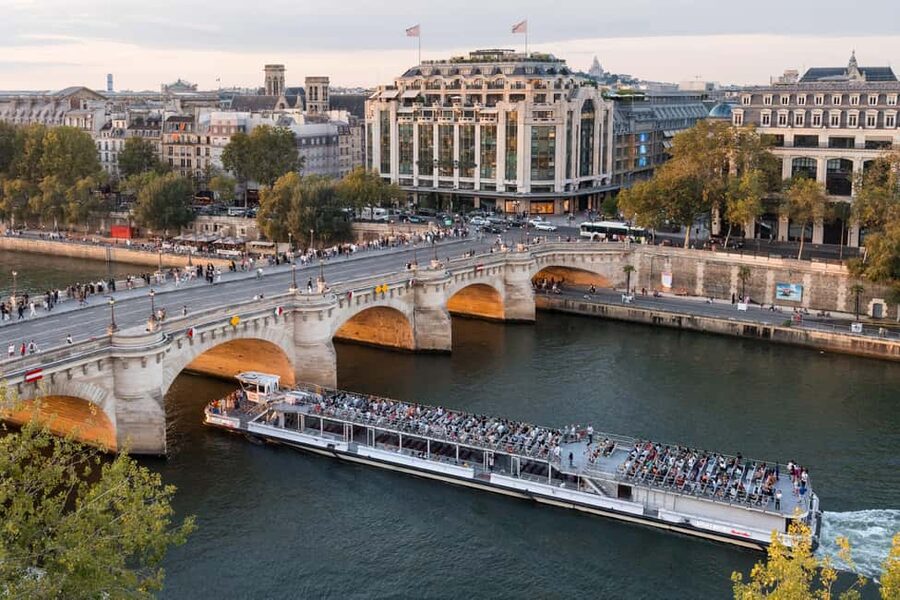 Paris: Seine River Sightseeing Cruise by Bateaux Mouches - Audio commentary and phone guide