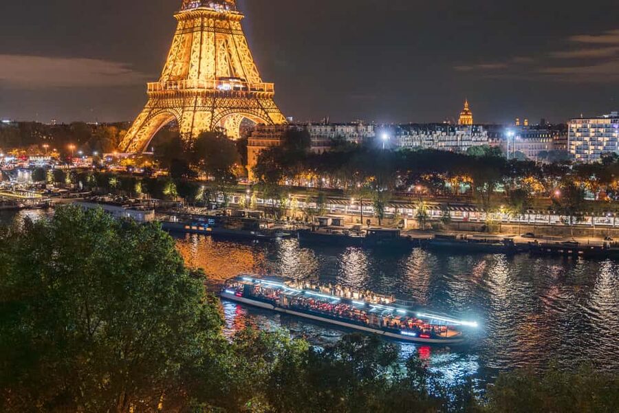 Paris: Seine River Sightseeing Cruise by Bateaux Mouches - Timing your cruise for the best mood