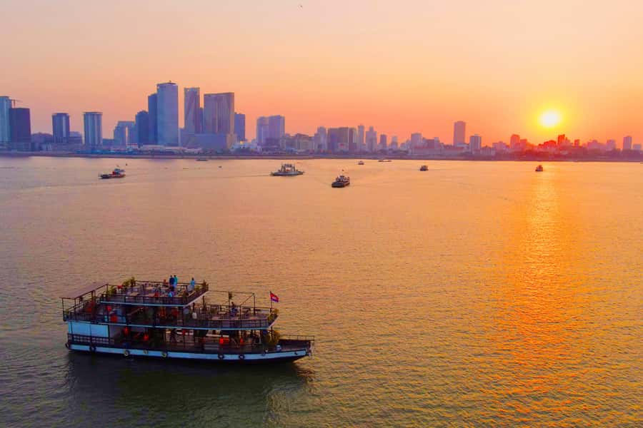 Phnom Penh: Sunset Cruise with Unlimited Beer &Fruit platter - Bridges, temples, and the Royal Palace