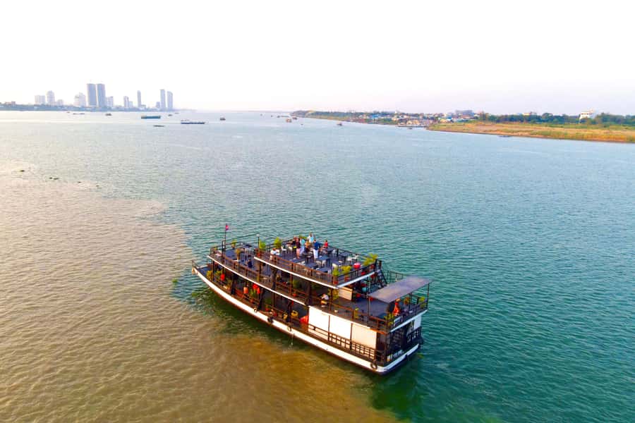 Phnom Penh: Sunset Cruise with Unlimited Beer &Fruit platter - Stilted homes, fishing boats, and everyday river life