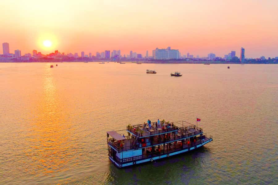 Phnom Penh: Sunset Cruise with Unlimited Beer &Fruit platter - What happens during the 90-minute cruise