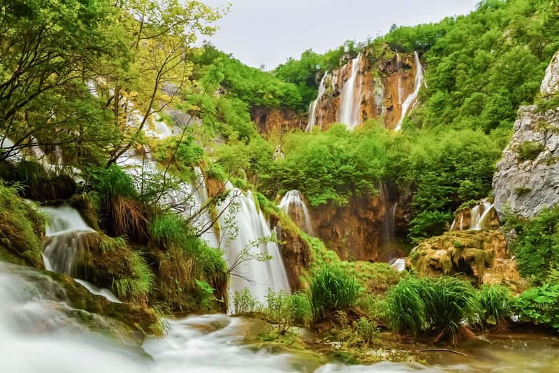Plitvice Lakes: Guided Walking Tour with Bus and Boat Ride - Why a guide helps at Plitvice Lakes