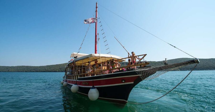 Poreč: Evening Boat Trip to Discover Dolphins - Following Istria’s west coast