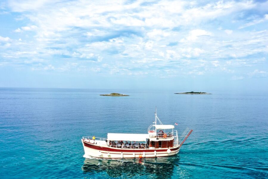 Poreč: Panoramic Morning Cruise Among 20 Islands with Drinks - Sailing among 20 islets toward Vrsar