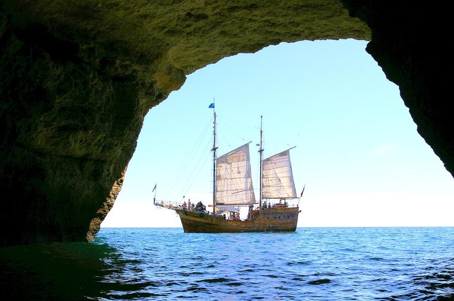 Portimão: Pirate Ship Cave Cruise - Sailing past Ferragudo and the castles of the Arade