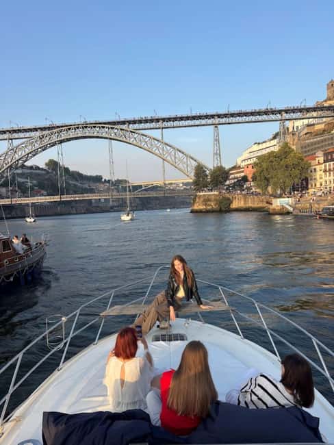 Porto: 6 Bridges Cruise, Welcome Drink & Sunset Option - The welcome drink and onboard comfort
