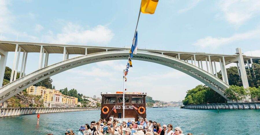 Porto: 6 Bridges Douro River Cruise - Commentary, languages, and the level of detail