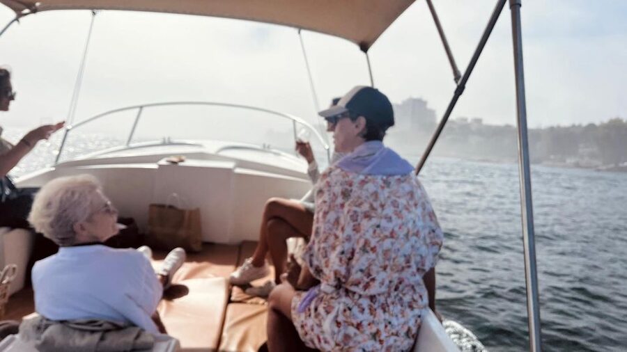 Porto: Douro River Boat Cruise with Port Wine Tasting - Guides, group size, and the social mood