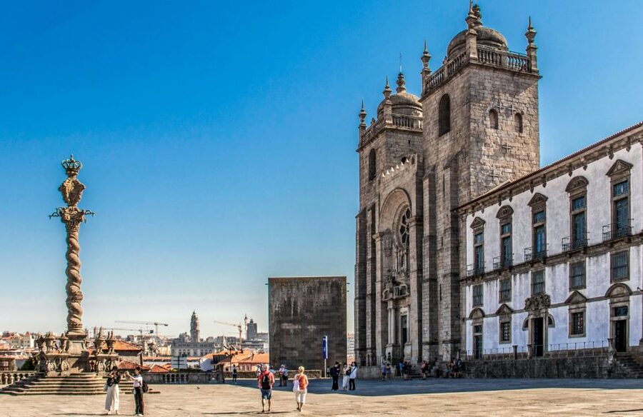 Porto: Guided Tour by Tuk-Tuk & Optional Douro River Cruise - From São Bento Station to Porto Cathedral