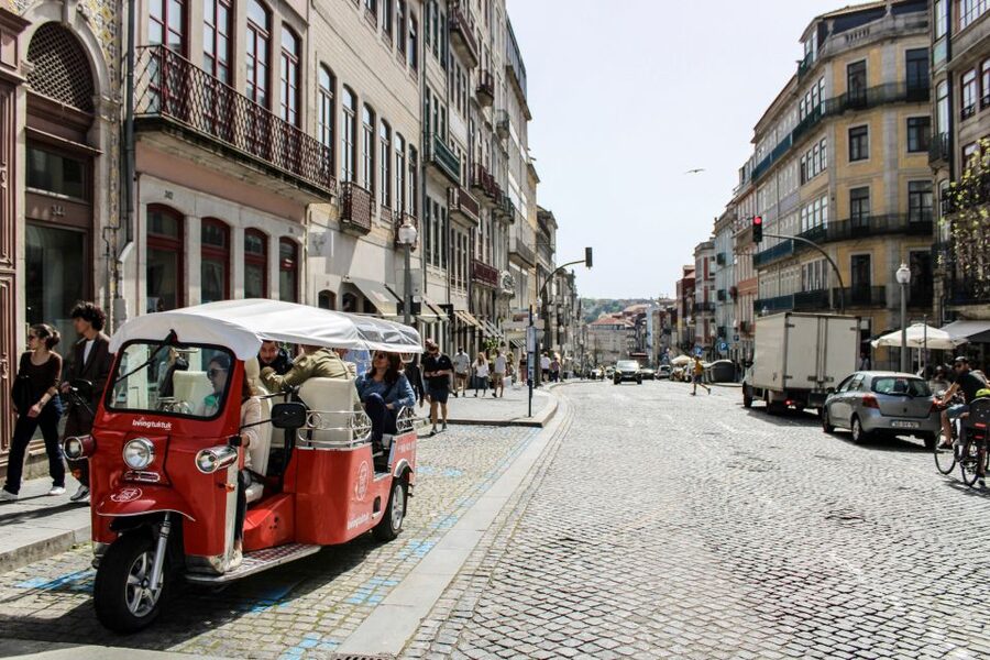 Porto: Guided Tour by Tuk-Tuk & Optional Douro River Cruise - Aliados Avenue and Lello Bookshop