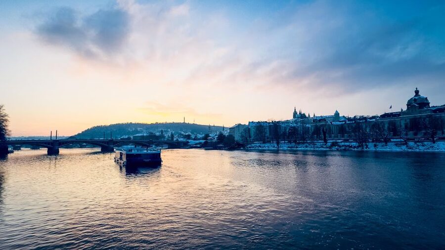 Prague: 50-Minute Sightseeing Evening Cruise - Choosing between the open deck and indoor cabin