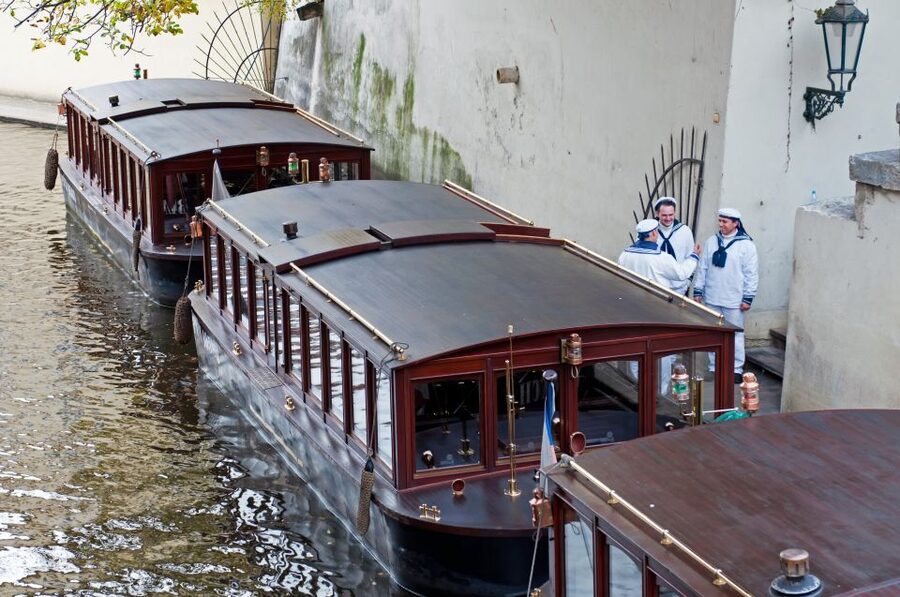 Prague: Castle and Jewish Quarter Tour with Cruise and Lunch - Returning downhill for city views