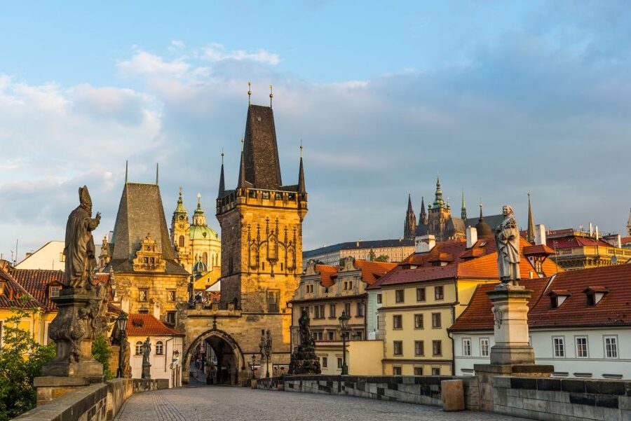 Prague: Castle and Jewish Quarter Tour with Cruise and Lunch - Czech lunch with a drink