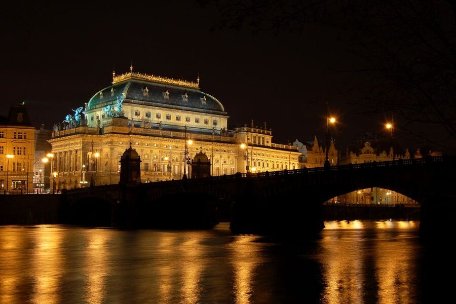 Prague: City Tour and Dinner Cruise with Hotel Pickup - A fast introduction to Prague before dinner