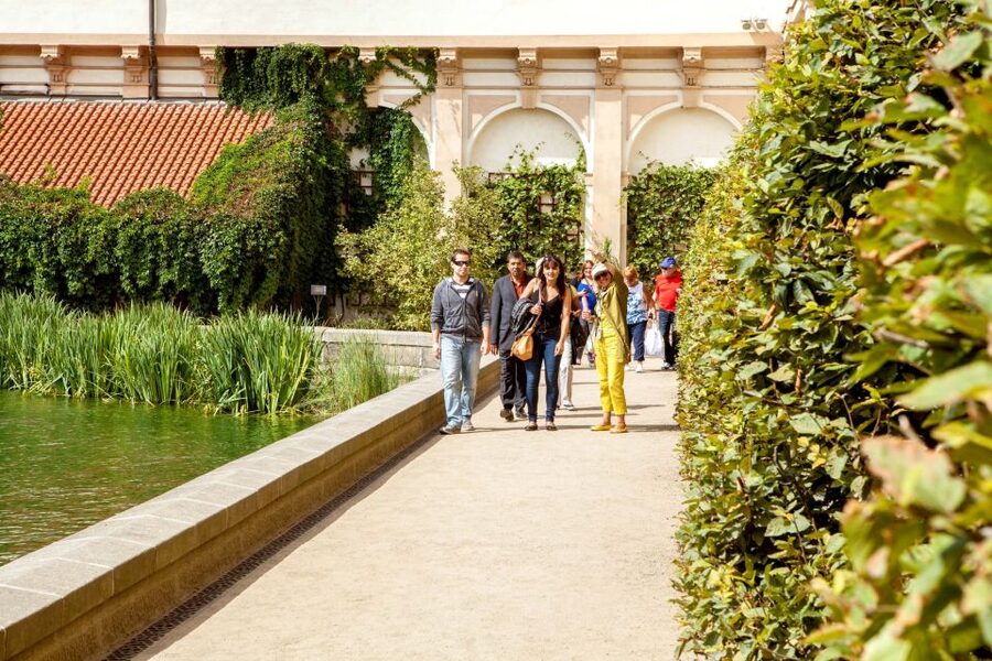 Prague: Full-Day Sightseeing Tour with Cruise and Lunch - Castle Town and the climb to Prague Castle