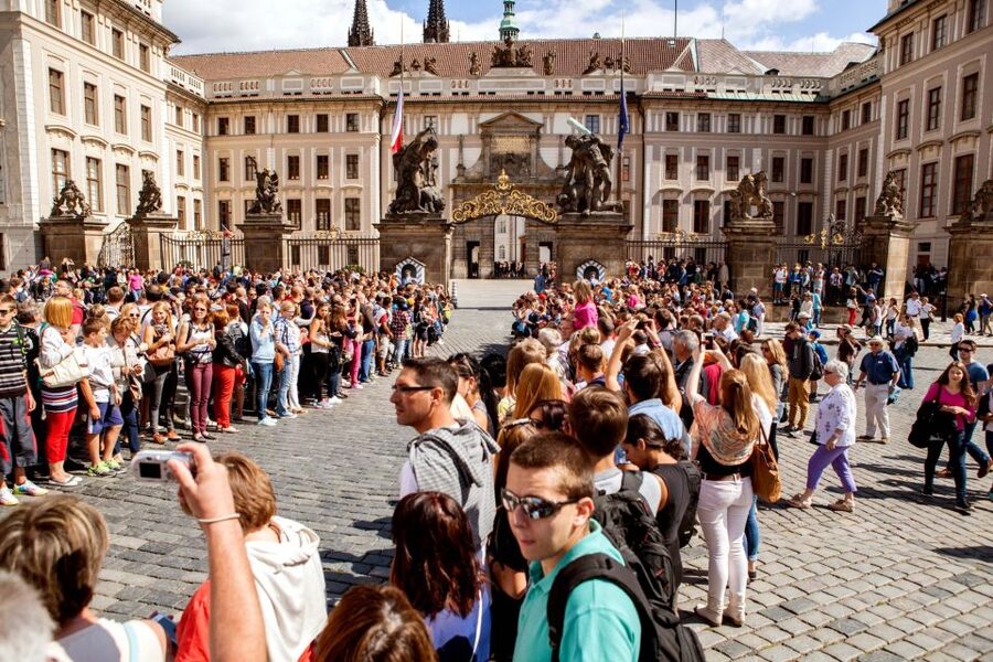 Prague: Full-Day Sightseeing Tour with Cruise and Lunch - Guides, languages, and the pace of the day