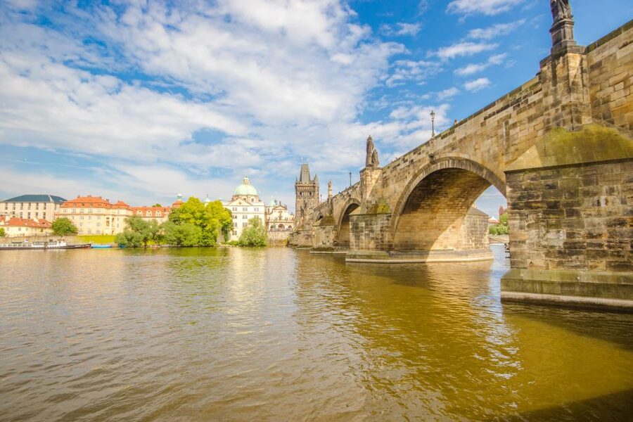 Prague: Guided Bus & Walking Tour with River Cruise & Lunch - A useful first look at Prague