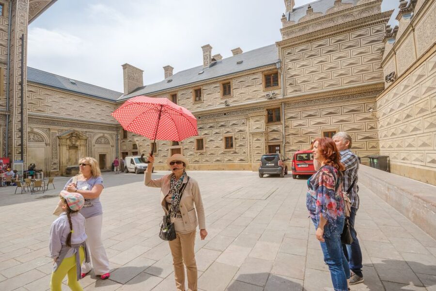 Prague: Guided Bus & Walking Tour with River Cruise & Lunch - Pickup rules that can affect your morning