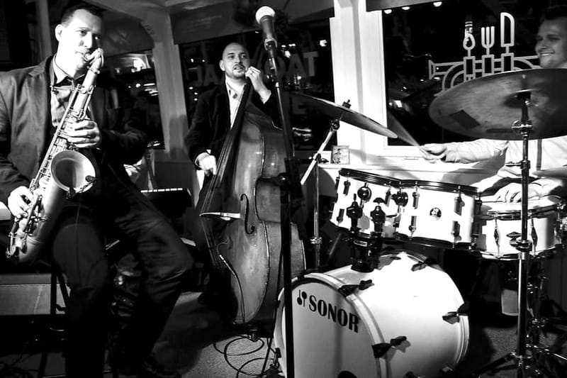 Prague: Jazz Boat Popular Live Jazz Dinner Cruise - What the optional dinner is really like