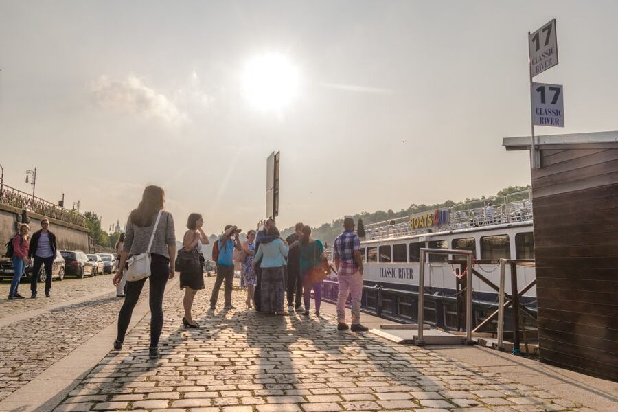 Prague: Sightseeing Boat Cruise with Buffet Dinner - Kampa Island and Charles Bridge
