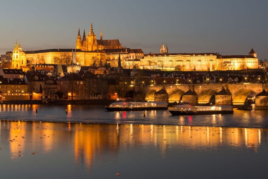 Prague: Sightseeing Dinner Cruise on Open-Top Glass Boat - Should you book it?