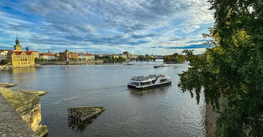 Prague: Vltava River Sightseeing Cruise - Commentary, maps, and the independent format