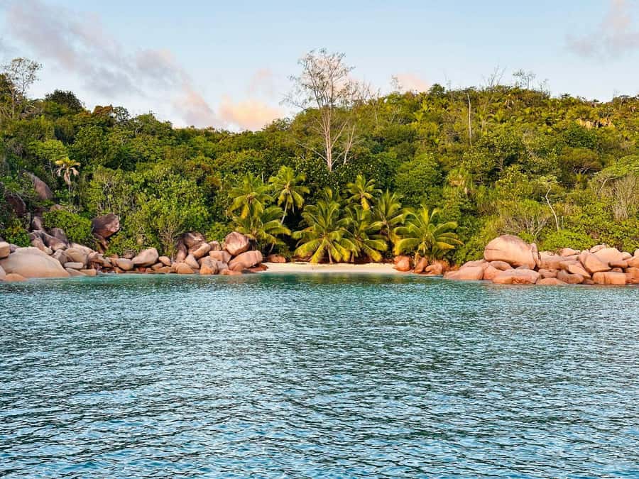 Praslin: Curieuse & St-Pierre Boat Adventure with Snorkeling - What the guides add to the day