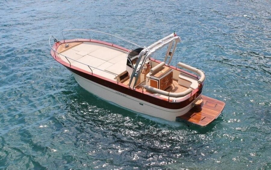 Procida: Boat Tour with Swimming Stops and Underwater Photos - A relaxed circuit around the island
