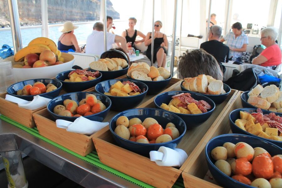 Puerto de Mogan: Boat and Snorkeling Trip - Photos, paddleboards, and the small extras