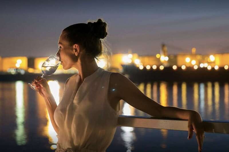 Québec City: Evening Cruise with Live DJ - Weather, comfort, and accessibility