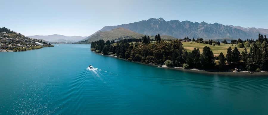 Queenstown: Lake Wakatipu Scenic Cruise - Drinks, rugs, and the practical comfort factor